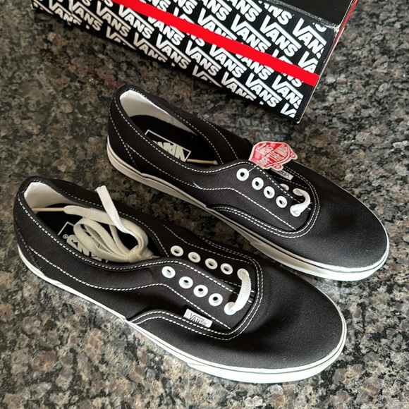 Vans off the wall unisex black/white M8.5 W10 NIB - Picture 3 of 8